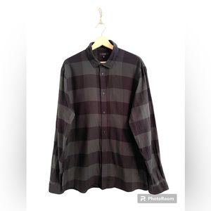 COS buffalo plaid flannel button down in dark green and navy. Classic, preppy.